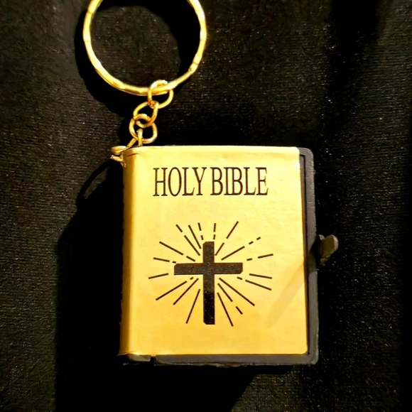 Holy Bible Keychain - A Mini Print of the Holy Bible on a Keychain - Picture 2 of 2